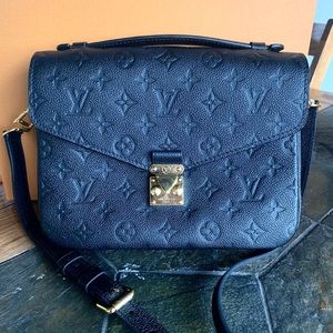 Louis Vuitton Pochette Métis Black Purse Logo